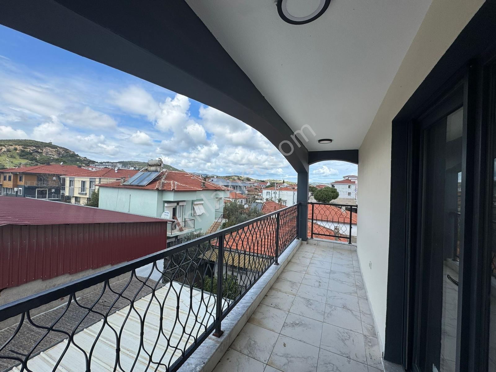 Foça'da Köşe Parselde 200m2 Bahçeli,sıfır 3+2 Triplex - Görsel 7