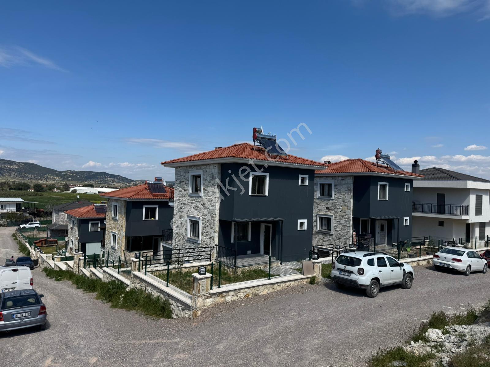 Foça'da Köşe Parselde 200m2 Bahçeli,sıfır 3+2 Triplex - Görsel 24