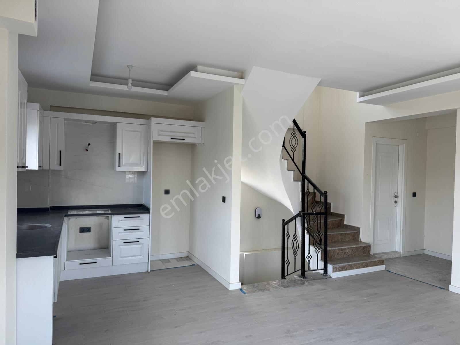 Foça'da Köşe Parselde 200m2 Bahçeli,sıfır 3+2 Triplex - Görsel 11