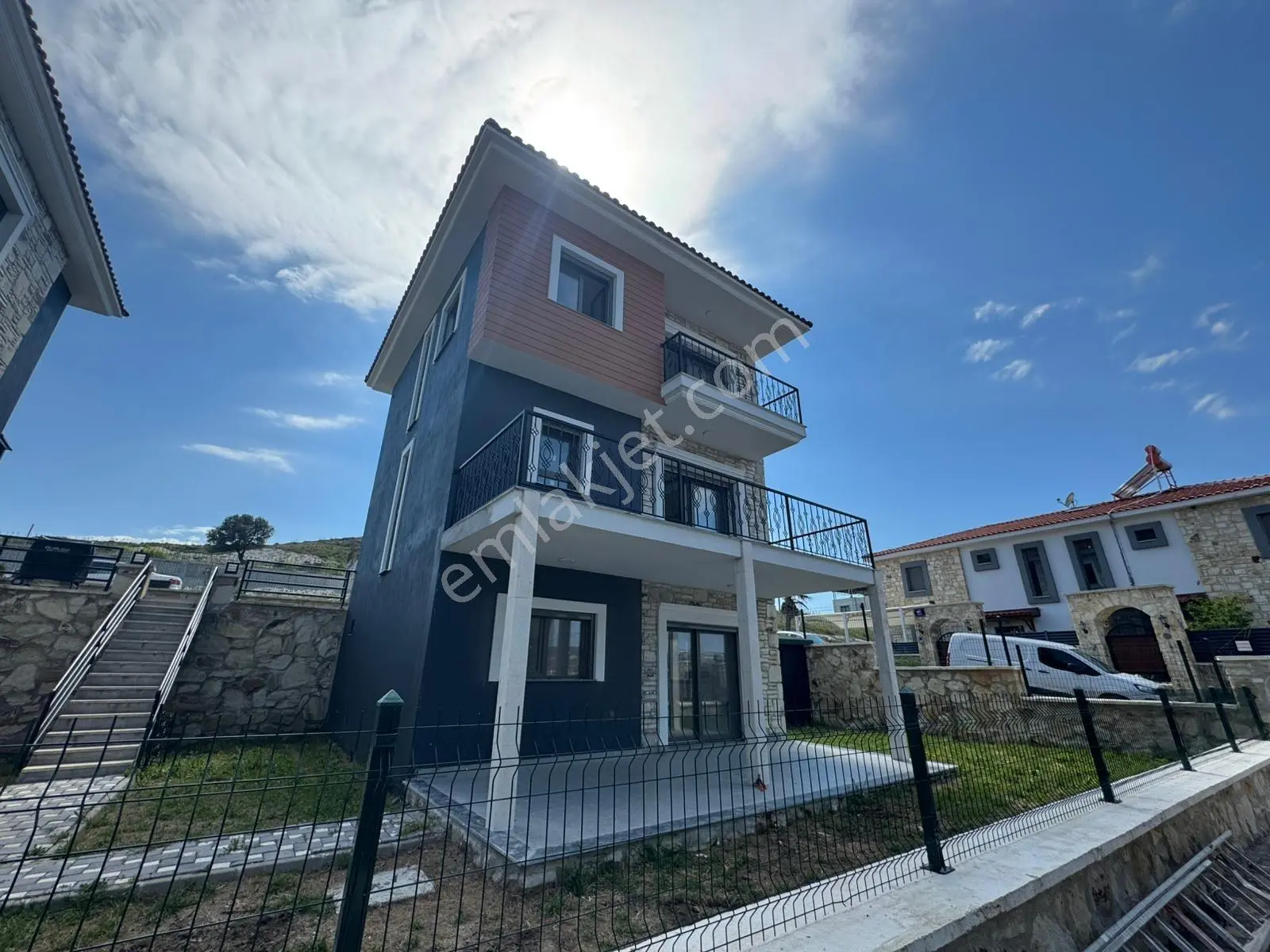 Foça'da Köşe Parselde 200m2 Bahçeli,sıfır 3+2 Triplex - Görsel 5