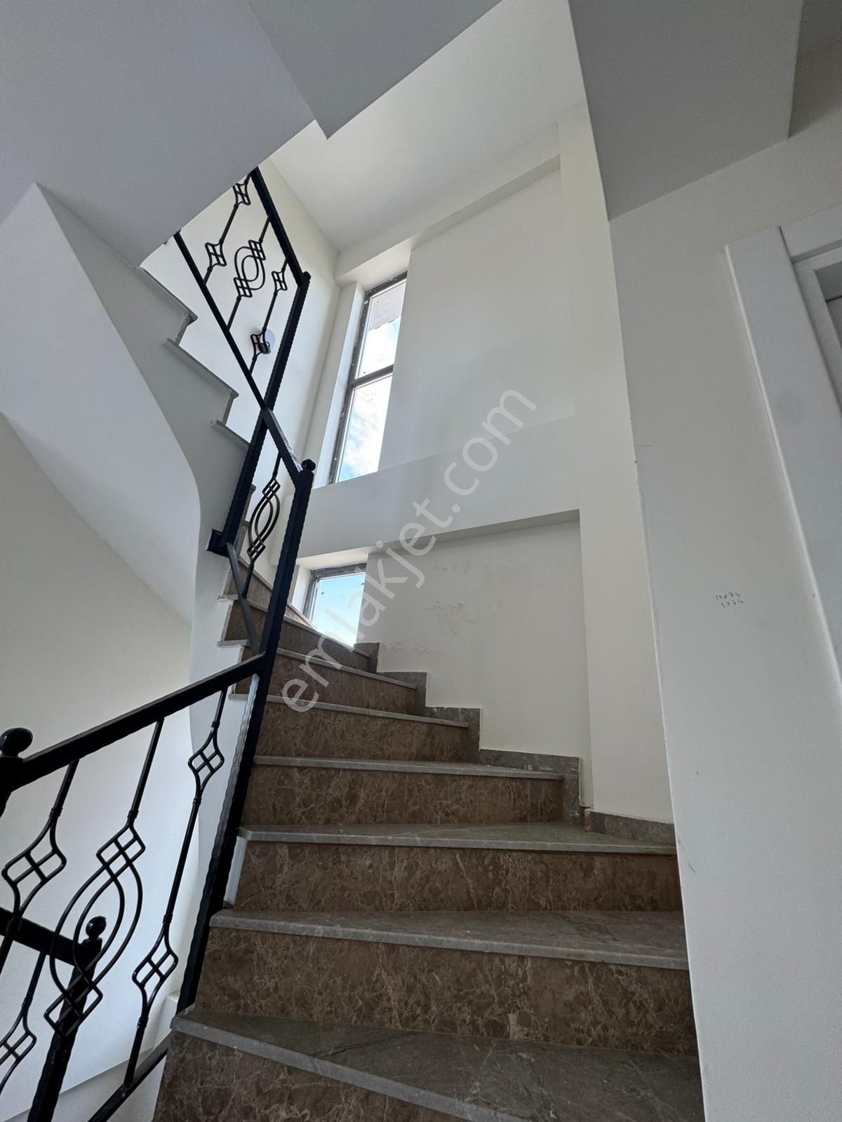 Foça'da Köşe Parselde 200m2 Bahçeli,sıfır 3+2 Triplex - Görsel 21