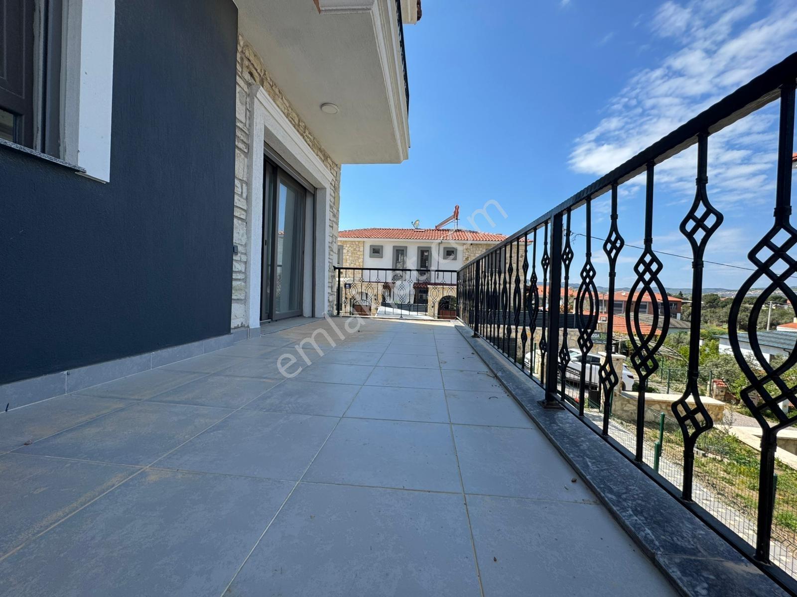 Foça'da Köşe Parselde 200m2 Bahçeli,sıfır 3+2 Triplex - Görsel 8