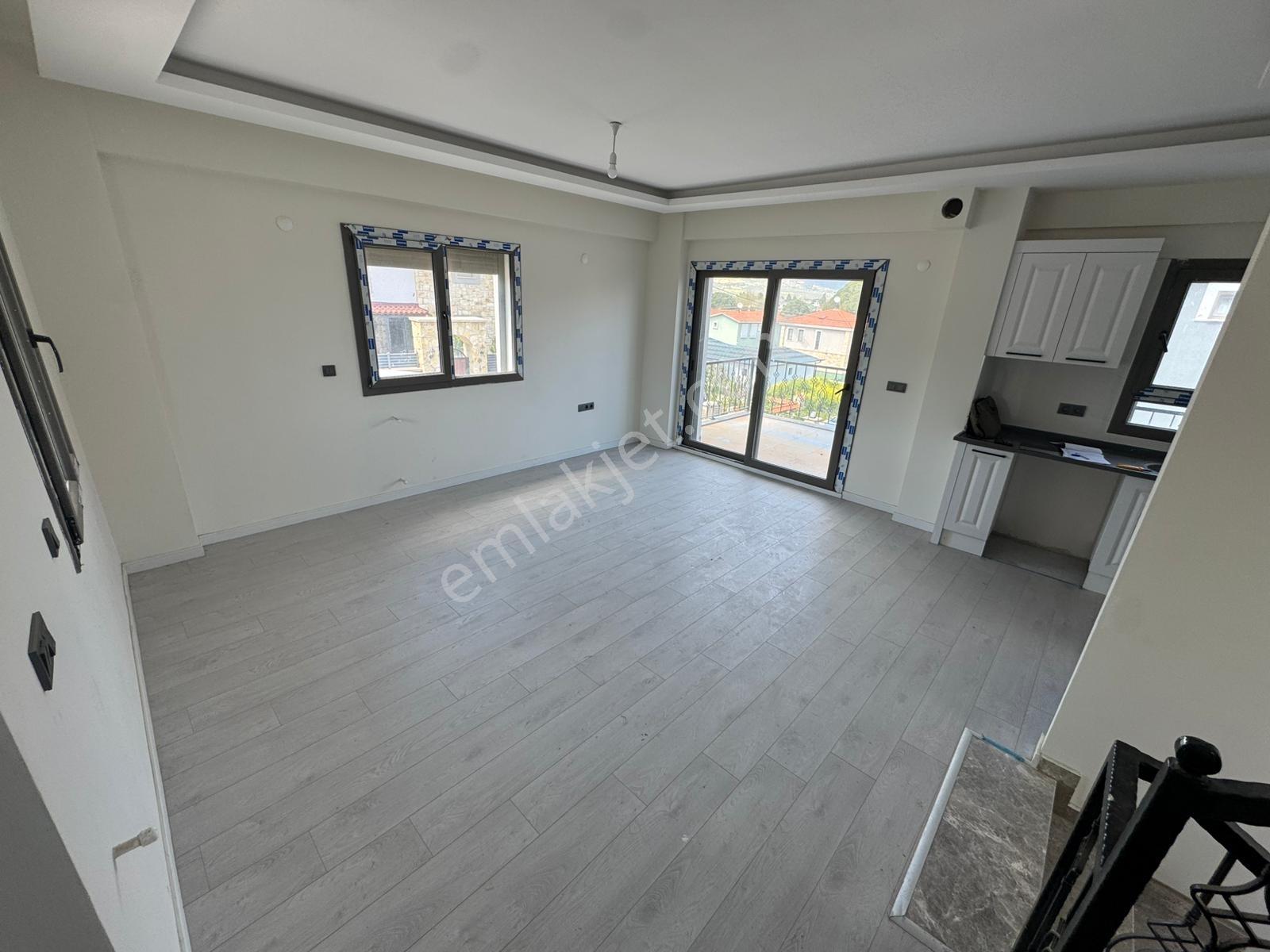 Foça'da Köşe Parselde 200m2 Bahçeli,sıfır 3+2 Triplex - Görsel 35