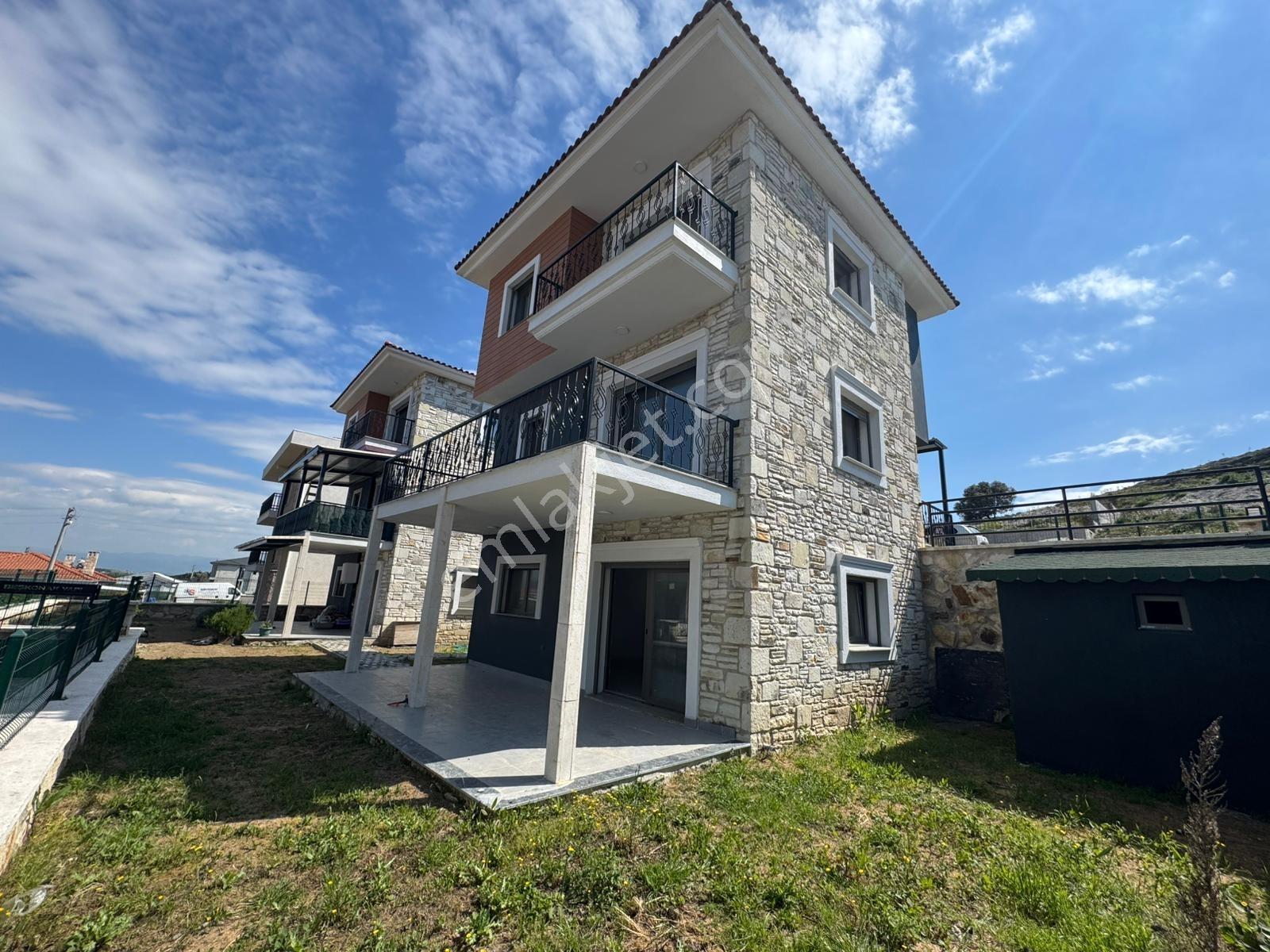 Foça'da Köşe Parselde 200m2 Bahçeli,sıfır 3+2 Triplex - Görsel 34