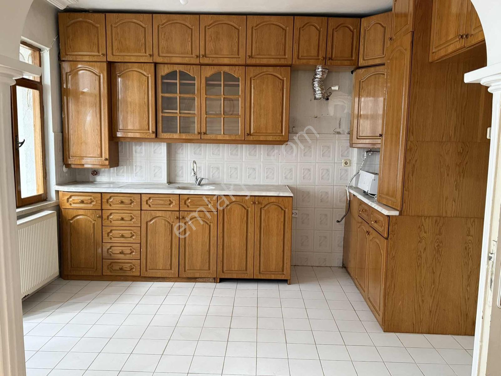 Esenevler'de Tramvay Durağının Yanında Kiralık 3+1 Daire - Görsel 3
