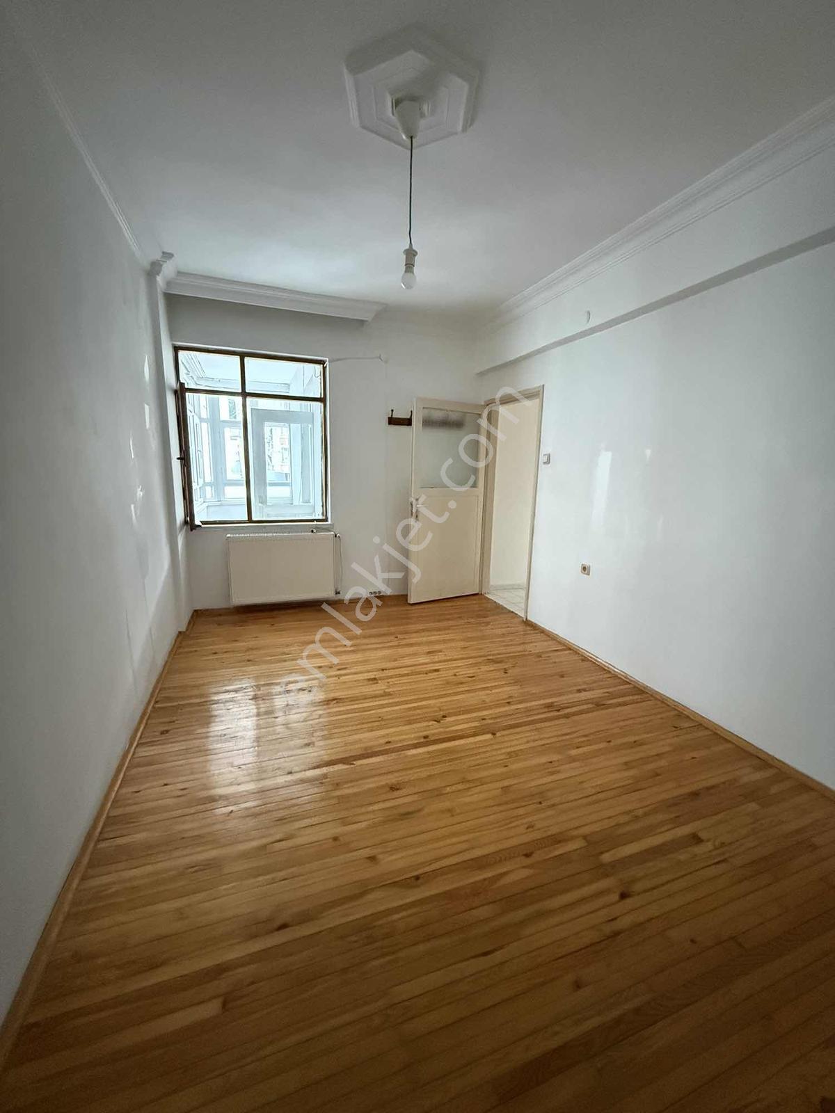 Esenevler'de Tramvay Durağının Yanında Kiralık 3+1 Daire - Görsel 2