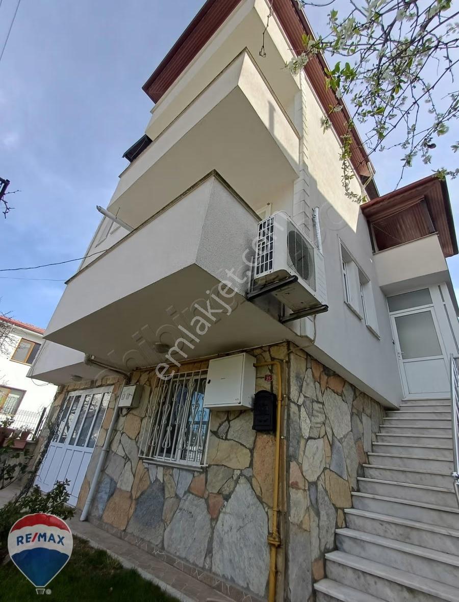 Remax Rıdvan Gedik Serdivan Bahçeli 170m2 Müstakil Dublex Ev - Görsel 6
