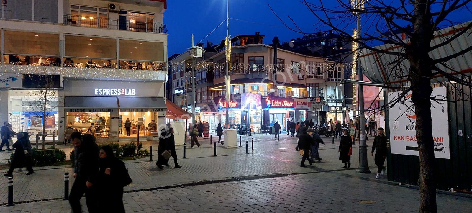 Ümraniye Meydan Cepheli 250 M2 Banka,lüx Cafe Benzer İşler İçin