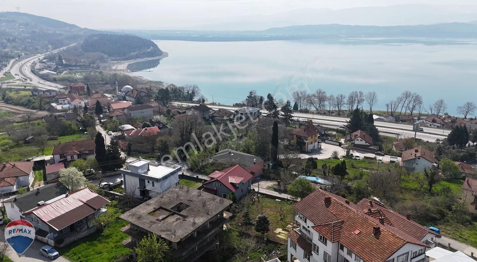 Serdivan Esentepe Mah.satılık Göl Manzaralı 762 M² İmarlı Arsa
