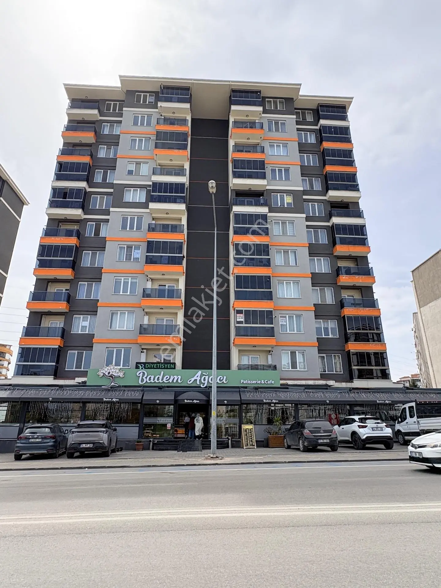 Marmara' Dan Badem Ağacı Cafe Üstü 1+1 Kiralık Daire