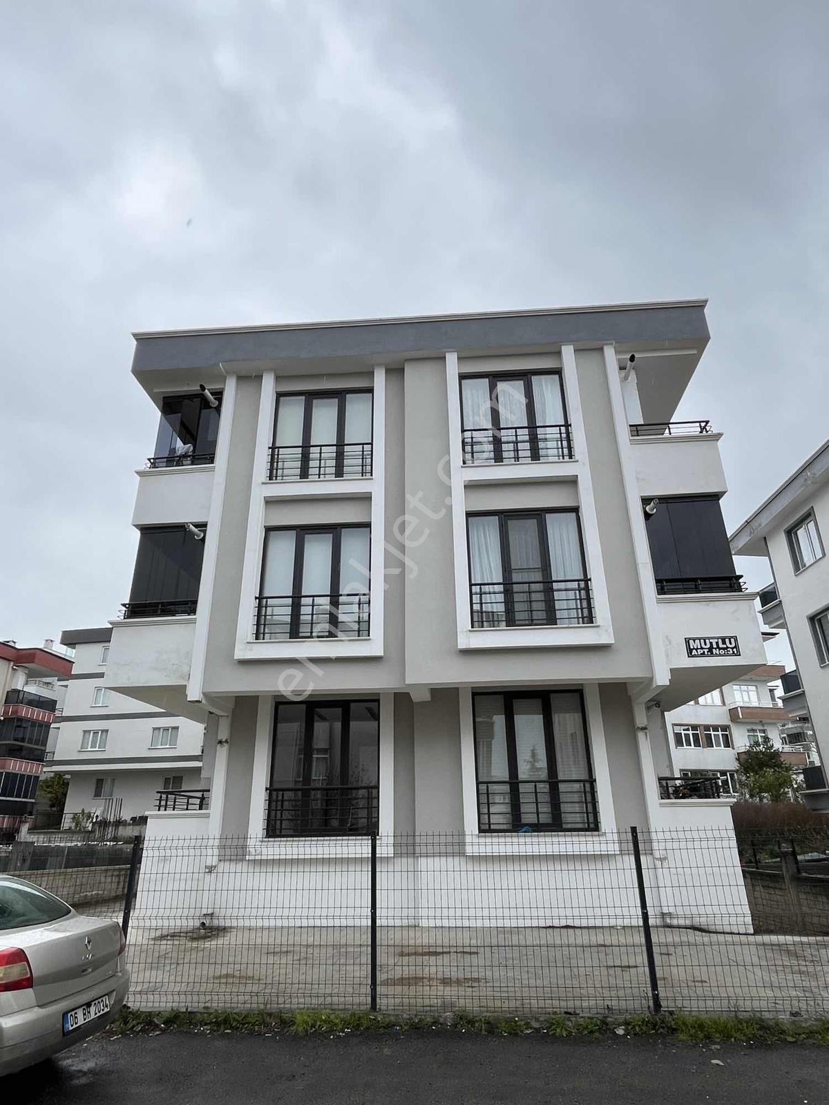 Esenevlerde Tramvaya 300m Eşyalı Kiralık 1+1 Daire