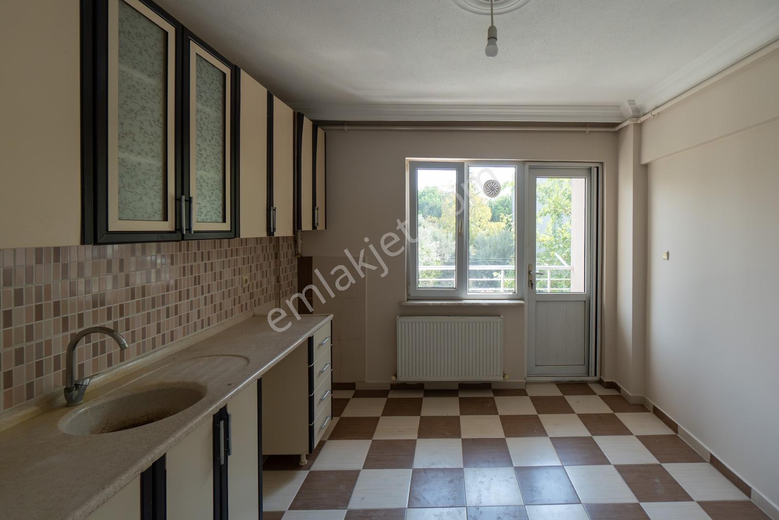 Bağlarbaşı Müstakil 3 Katlı 2+1 Komple Satılık Bina - Görsel 26