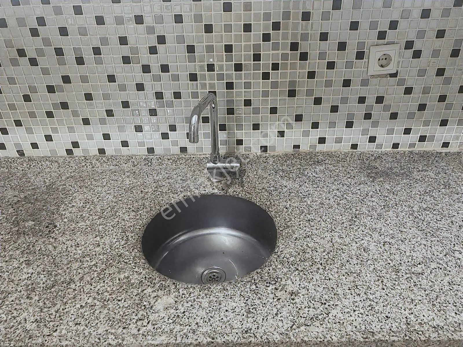 Kumlubel'de Kiralık Ara Kat Asansörlü Bakımlı Ayrı Mutfak 1+0 - Görsel 2