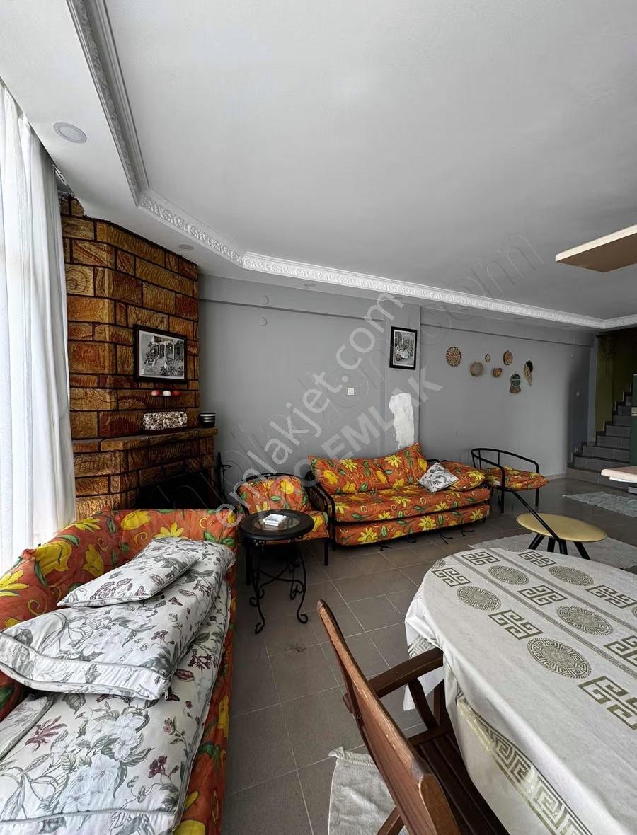 Güzelce'de Denize Sıfır 2+1 Eşyalı Satılık Daire - Görsel 8