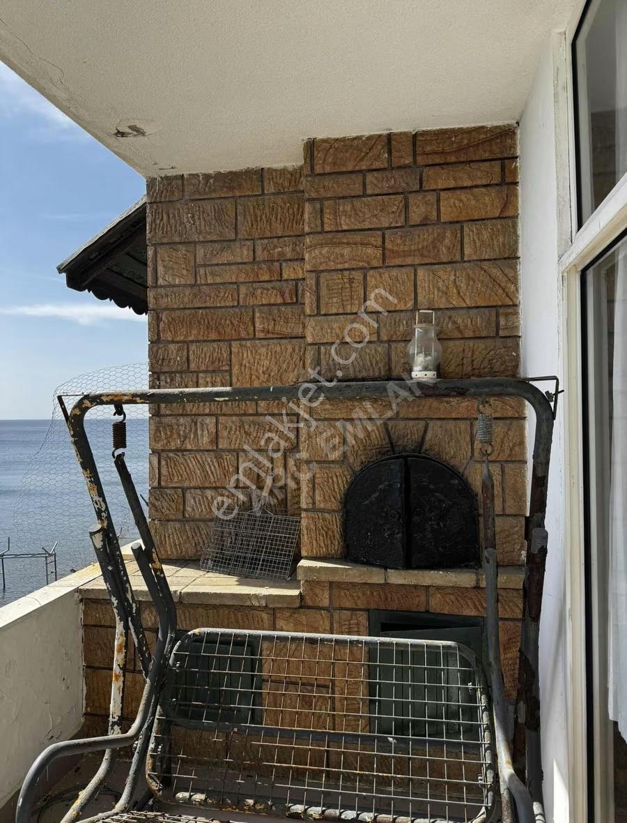 Güzelce'de Denize Sıfır 2+1 Eşyalı Satılık Daire