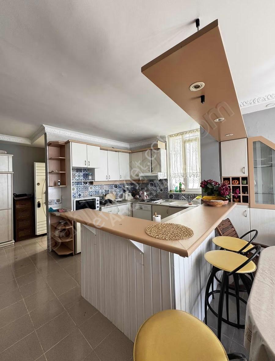 Güzelce'de Denize Sıfır 2+1 Eşyalı Satılık Daire - Görsel 11