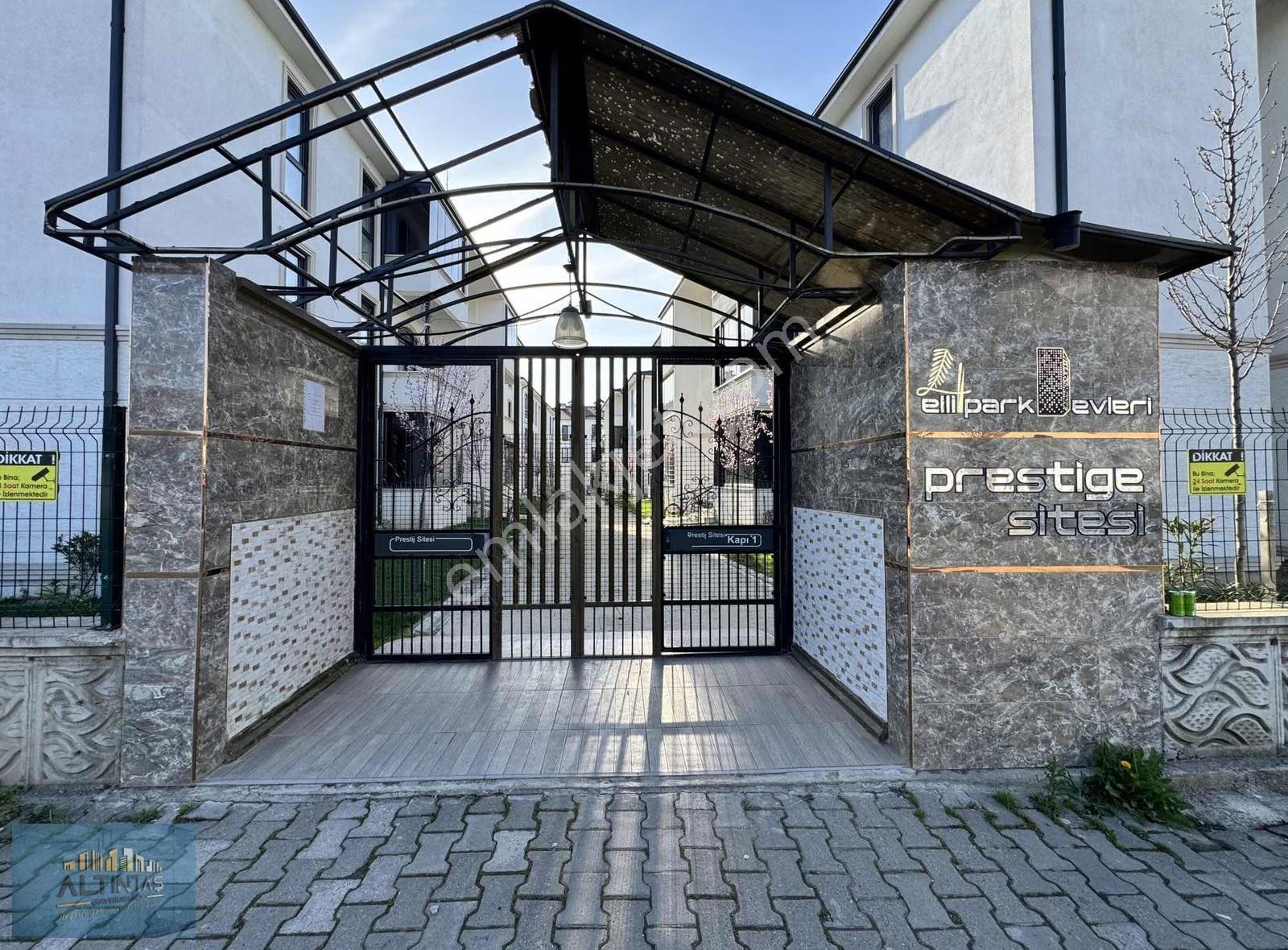 Prestij Sitesinde Üst Segment Yaşama Hitap Eden Lüks Daire