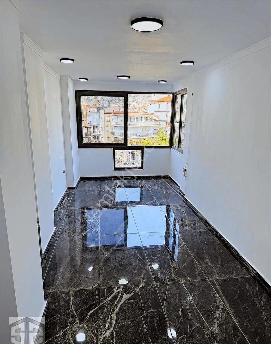 Aydın Kuşadası Camikebir Mah Asansörlü Tadilatlı Satılık İş Yeri