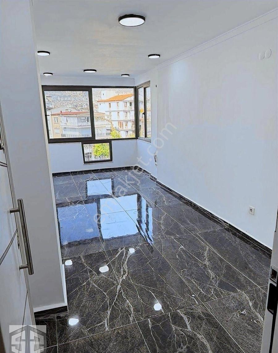 Aydın Kuşadası Camikebir Mah Asansörlü Tadilatlı Satılık İş Yeri - Görsel 3