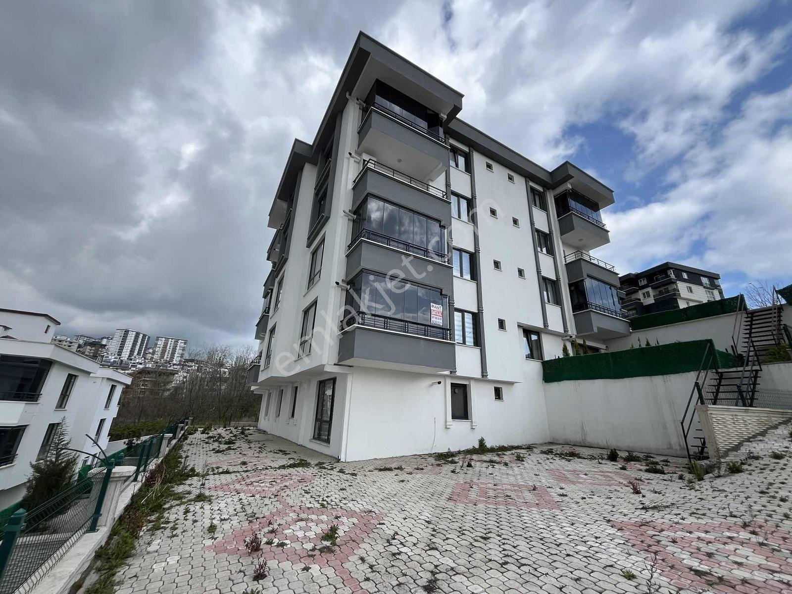 Bulut Emlak;lüks Eşyalı Hollü 1+1 İskanlı Daire