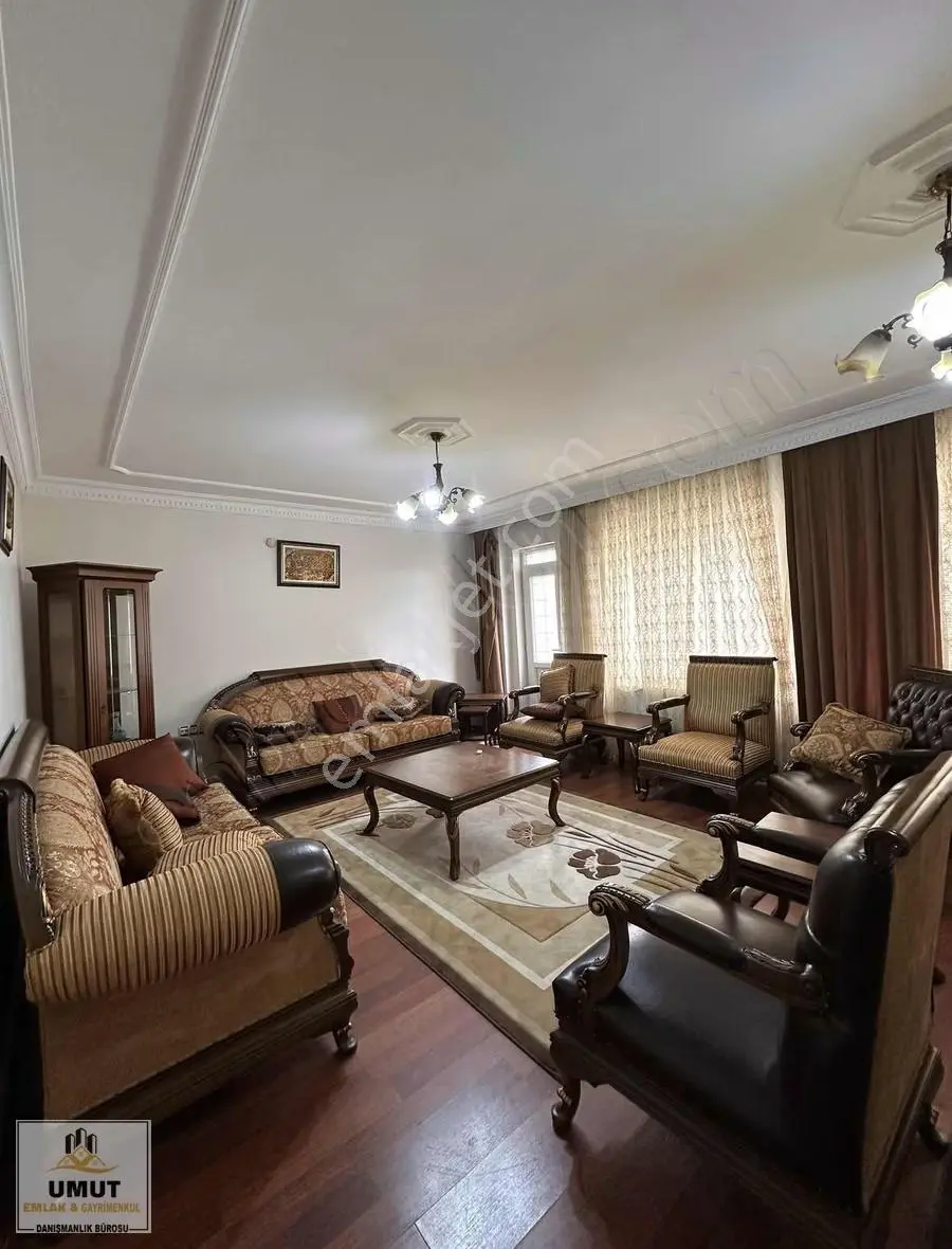 İskele Cad. Kahve Deryası Karşısında Satılık 3+1 Daire