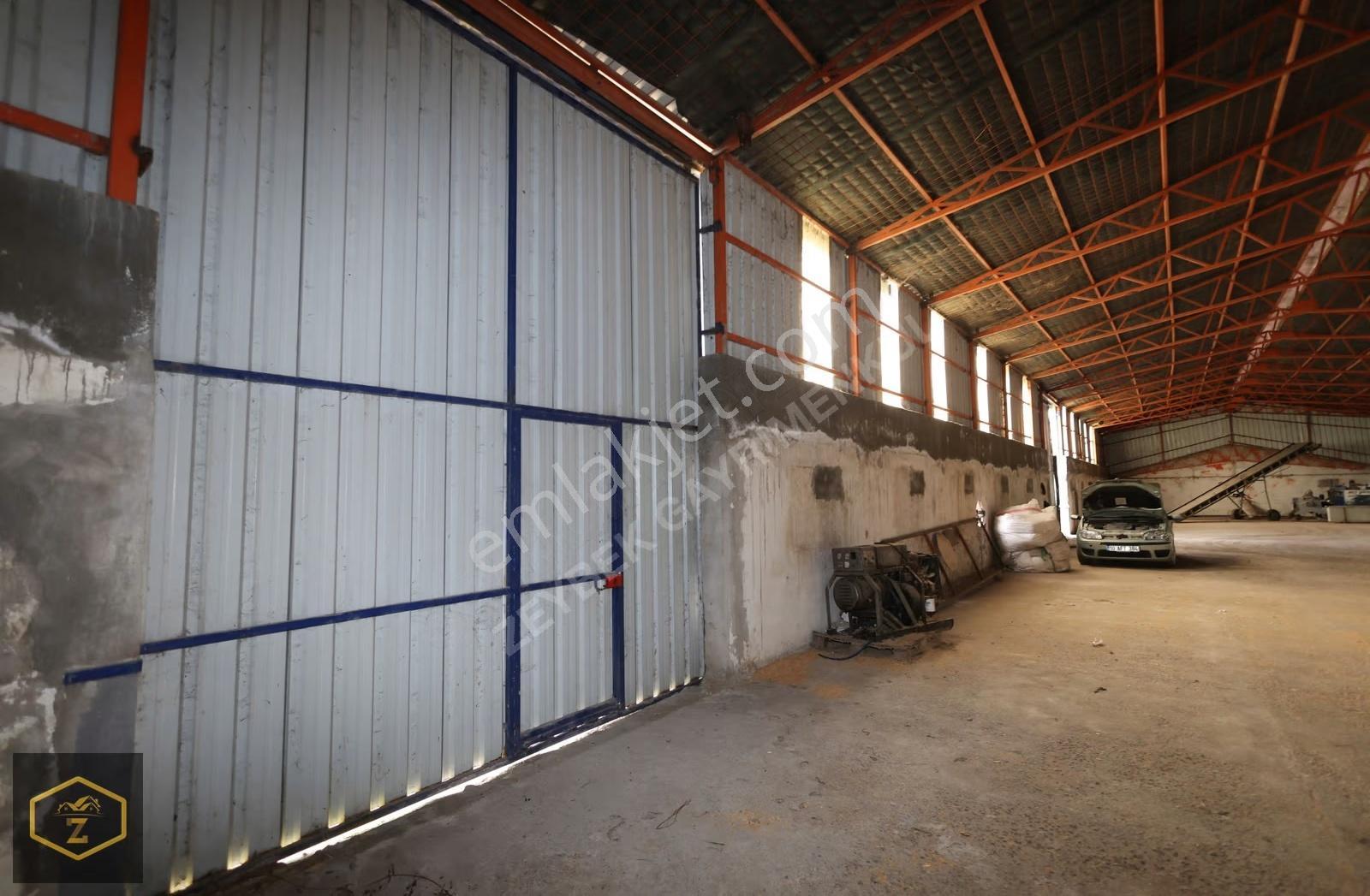 Zeybek Emlaktan Tırnova Mah. 900m2 Kiralık Depo