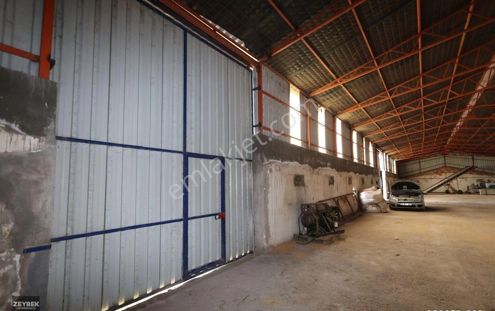 Zeybek Emlaktan Tırnova Mah. 900m2 Kiralık Depo