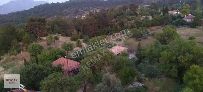 Bucak Kızılsekide 4 Dönüm Tarla+ 2 Kerpiç Ev & Samanlık