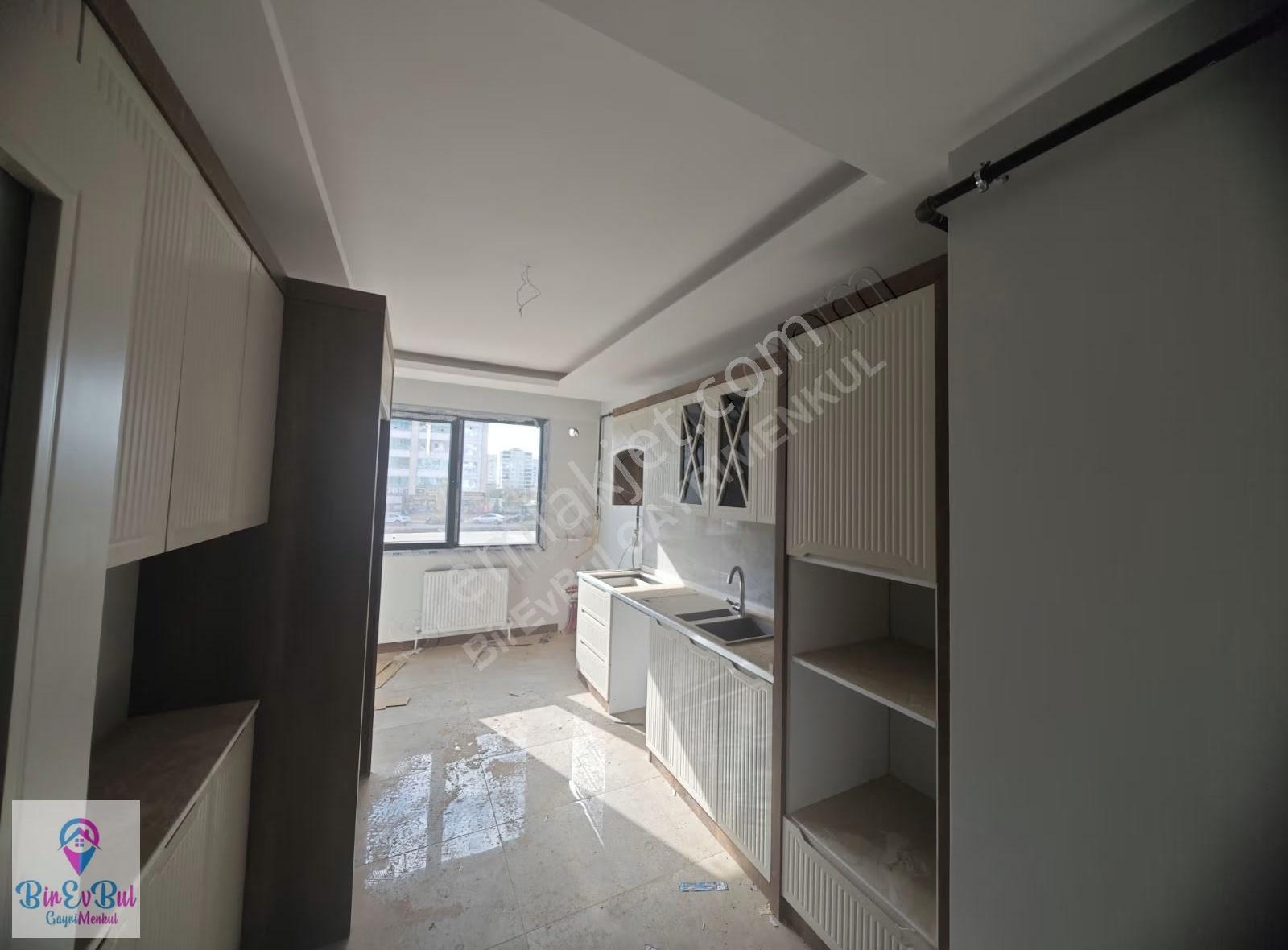 Üçkuyular Furkan Yapıda 2.5+1 Acil Satılık Daire