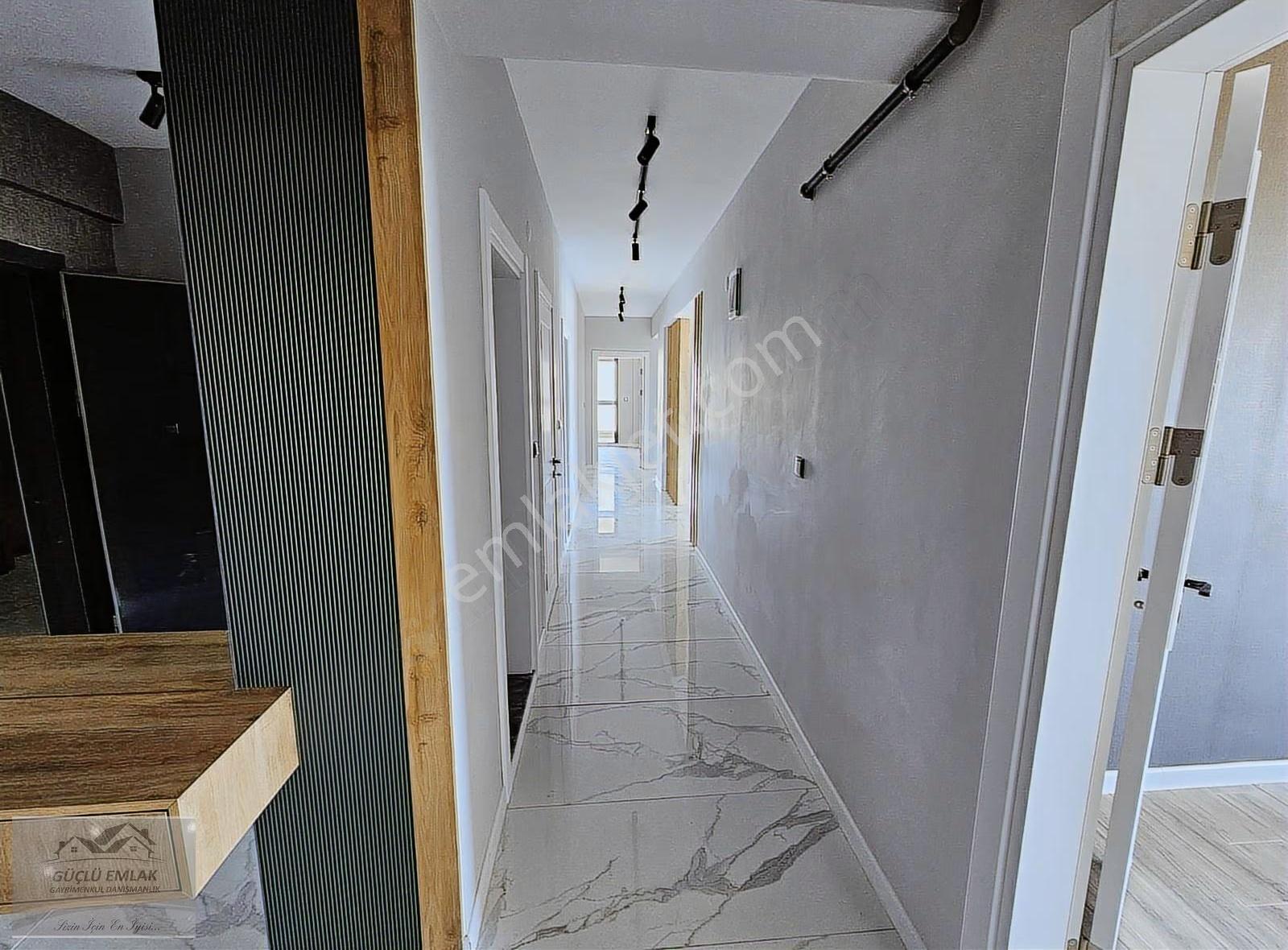 Şehrin En Güzel Yerinde Ve En Prestijli Sitesinde 4+1 Satılık - Görsel 2