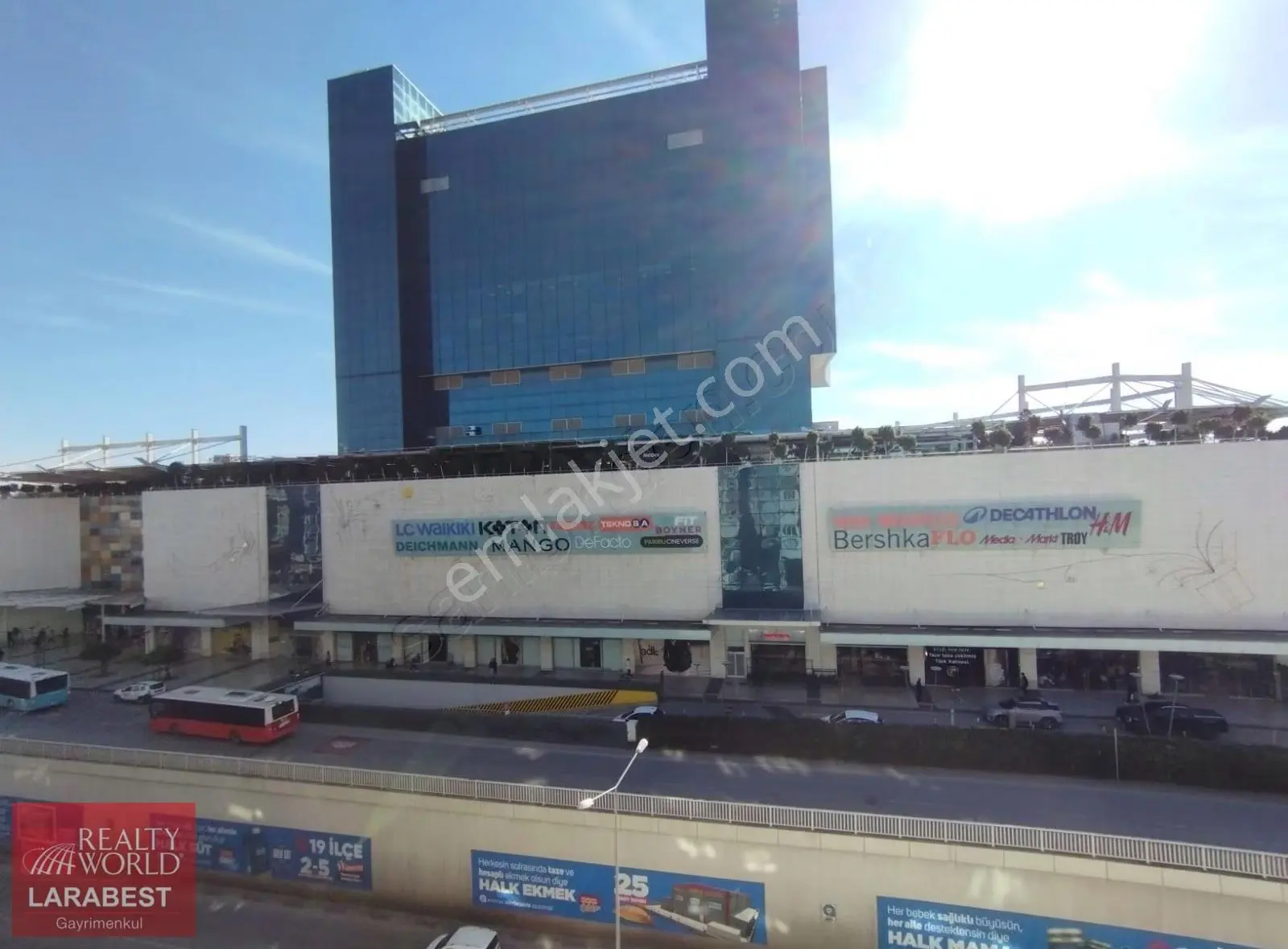 Emsalsiz Lokasyonda, Tabela Değeri Yüksek Kiralık 7+2 Ofis