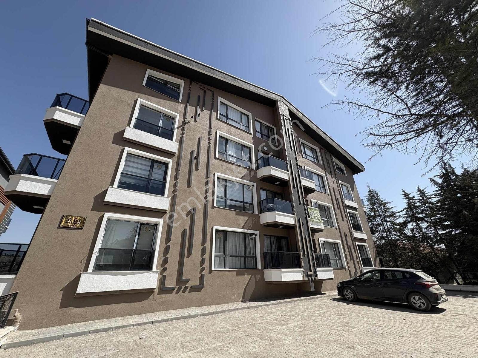 Alaçatı'dan İncek'te Ara Kat Güney Cephe Bulvar Yakını Geniş 1+1