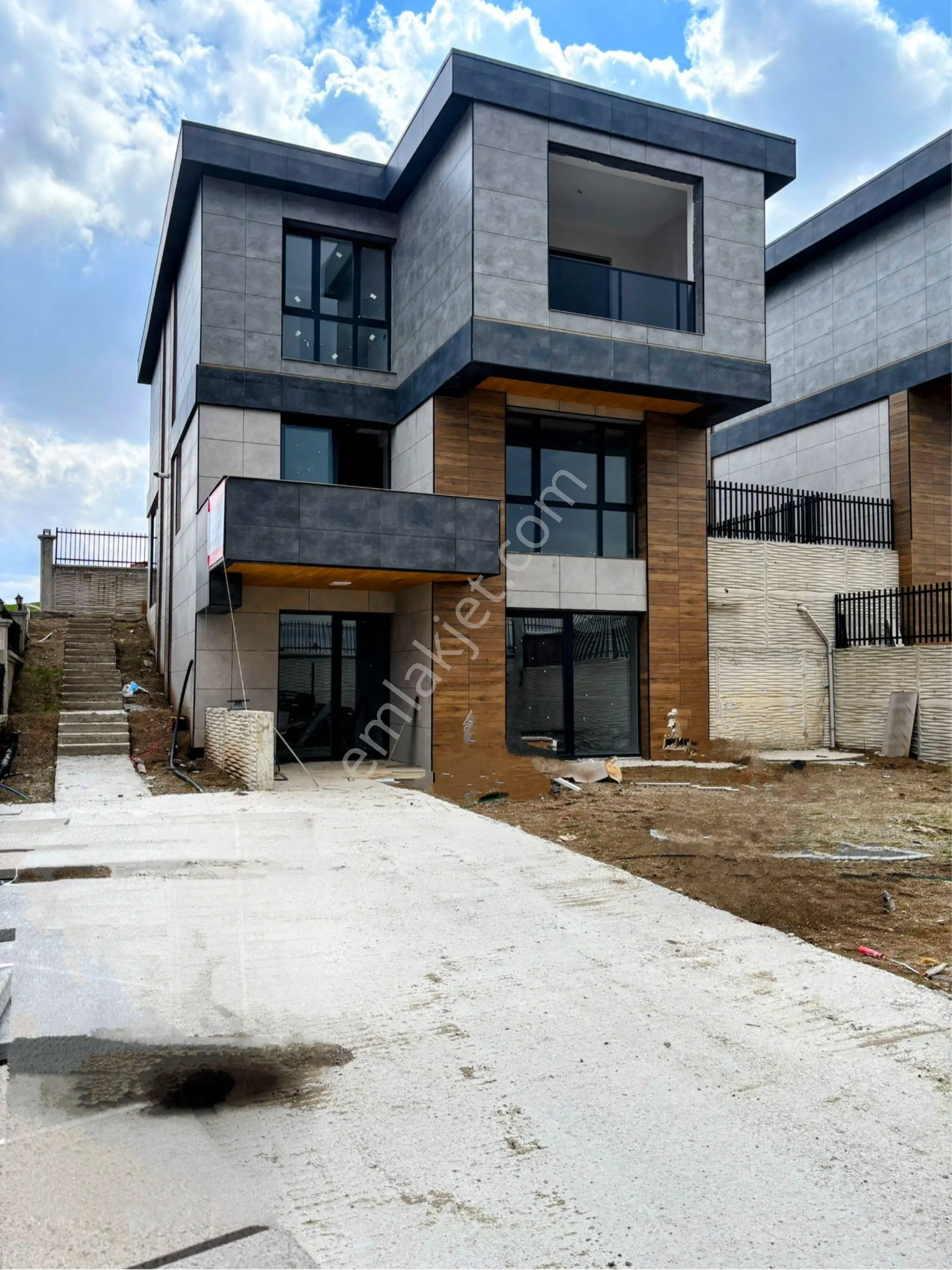Ankara Bağlıca Satılık Geniş Bahçeli Asansörlü Sıfır Lüks Villa