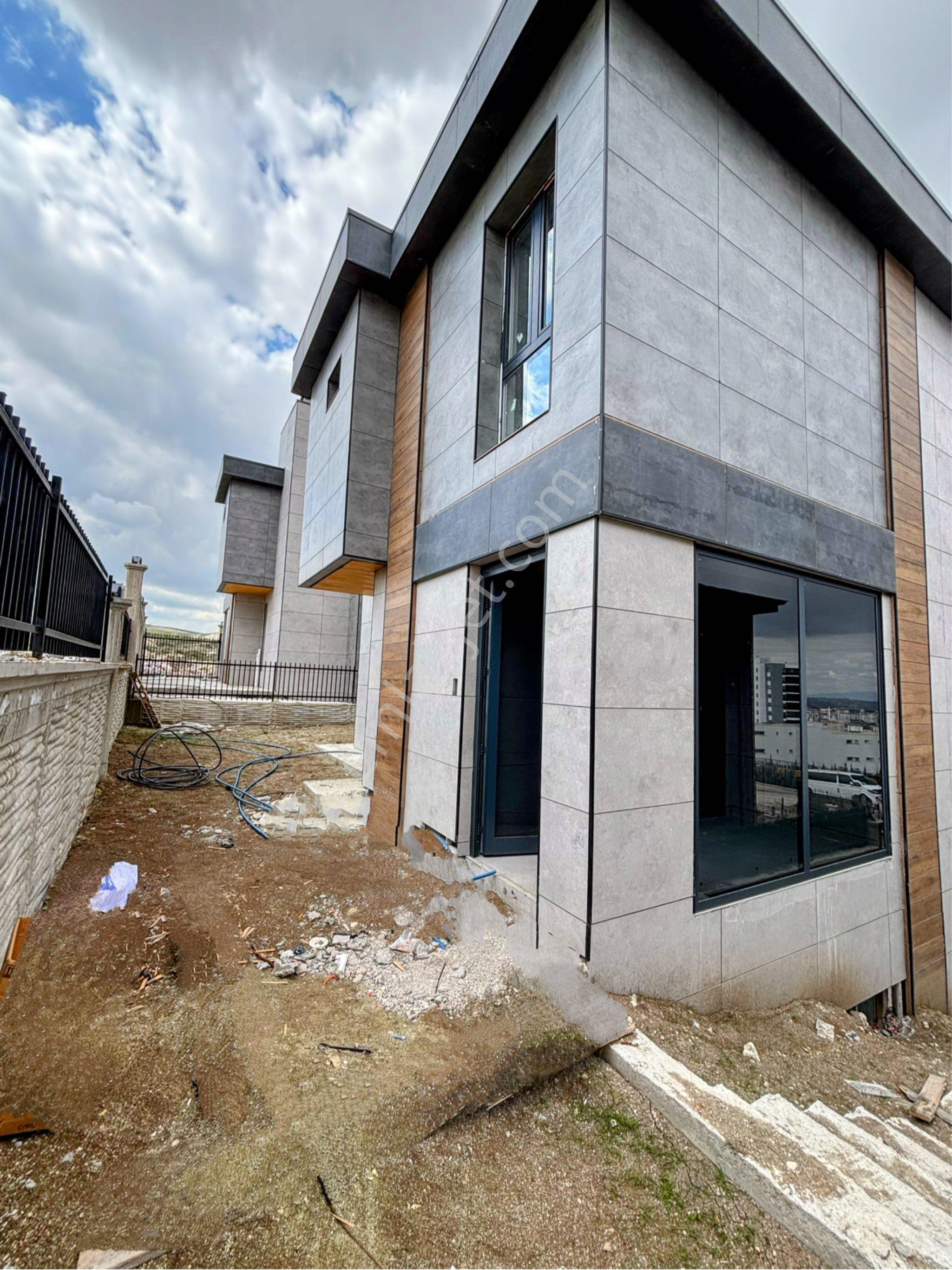 Ankara Bağlıca Satılık Geniş Bahçeli Asansörlü Sıfır Lüks Villa - Görsel 4