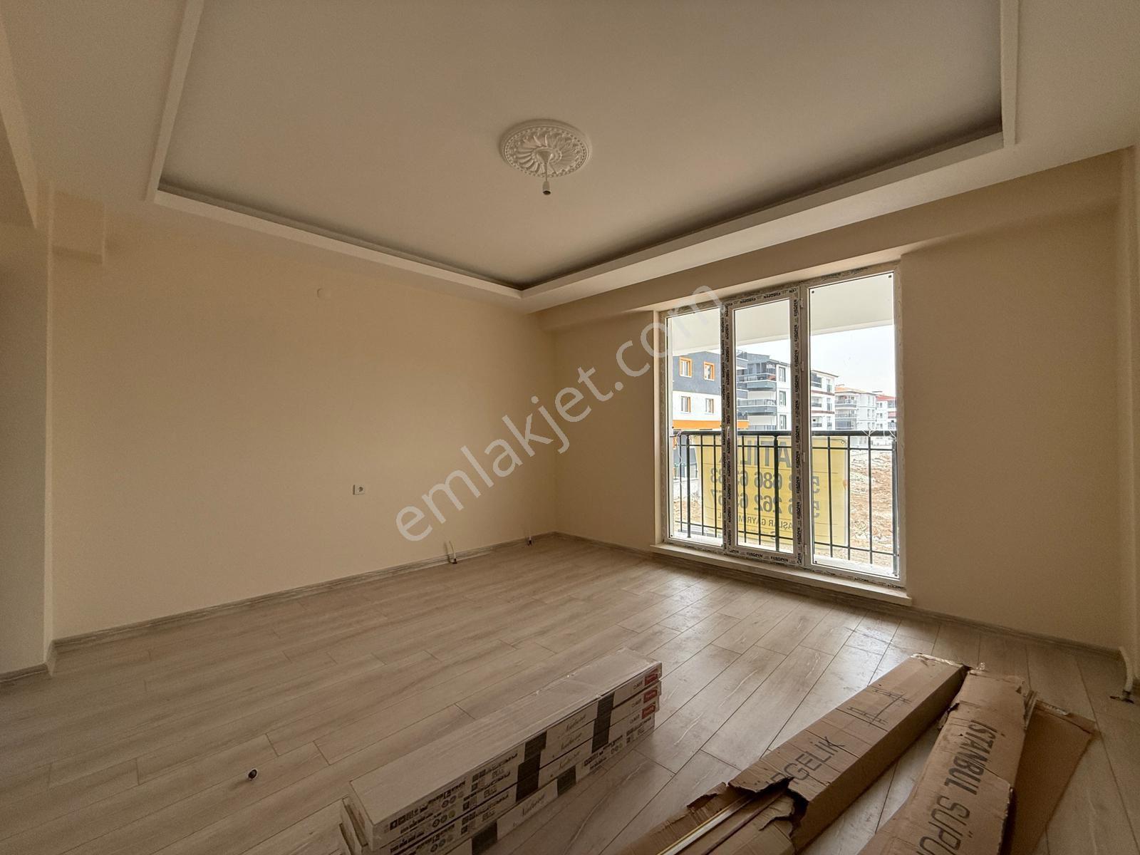 Giyinme Odalı 3+1 Kat Konumunda Altta Daire Var - Görsel 14