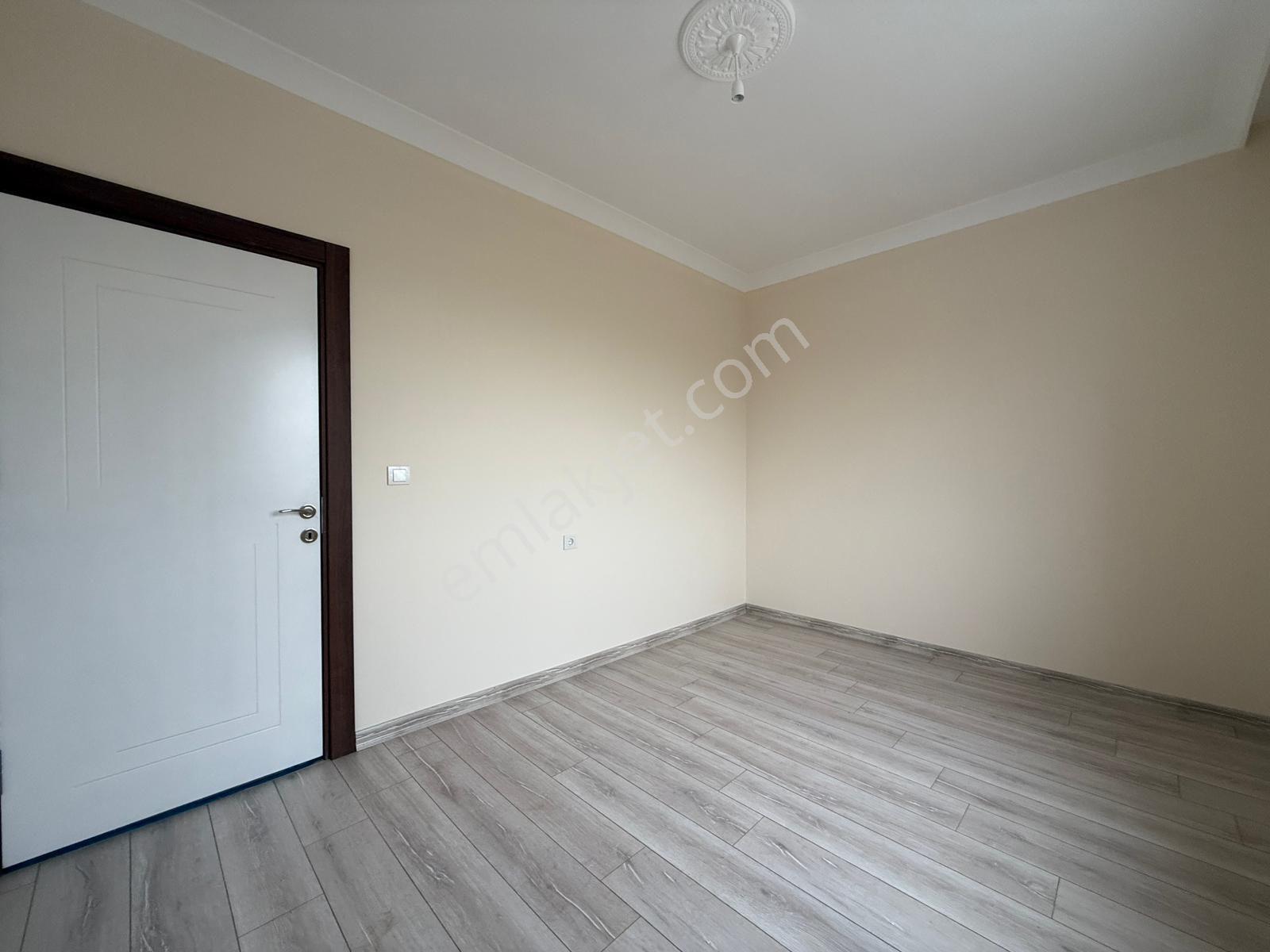 Giyinme Odalı 3+1 Kat Konumunda Altta Daire Var - Görsel 23