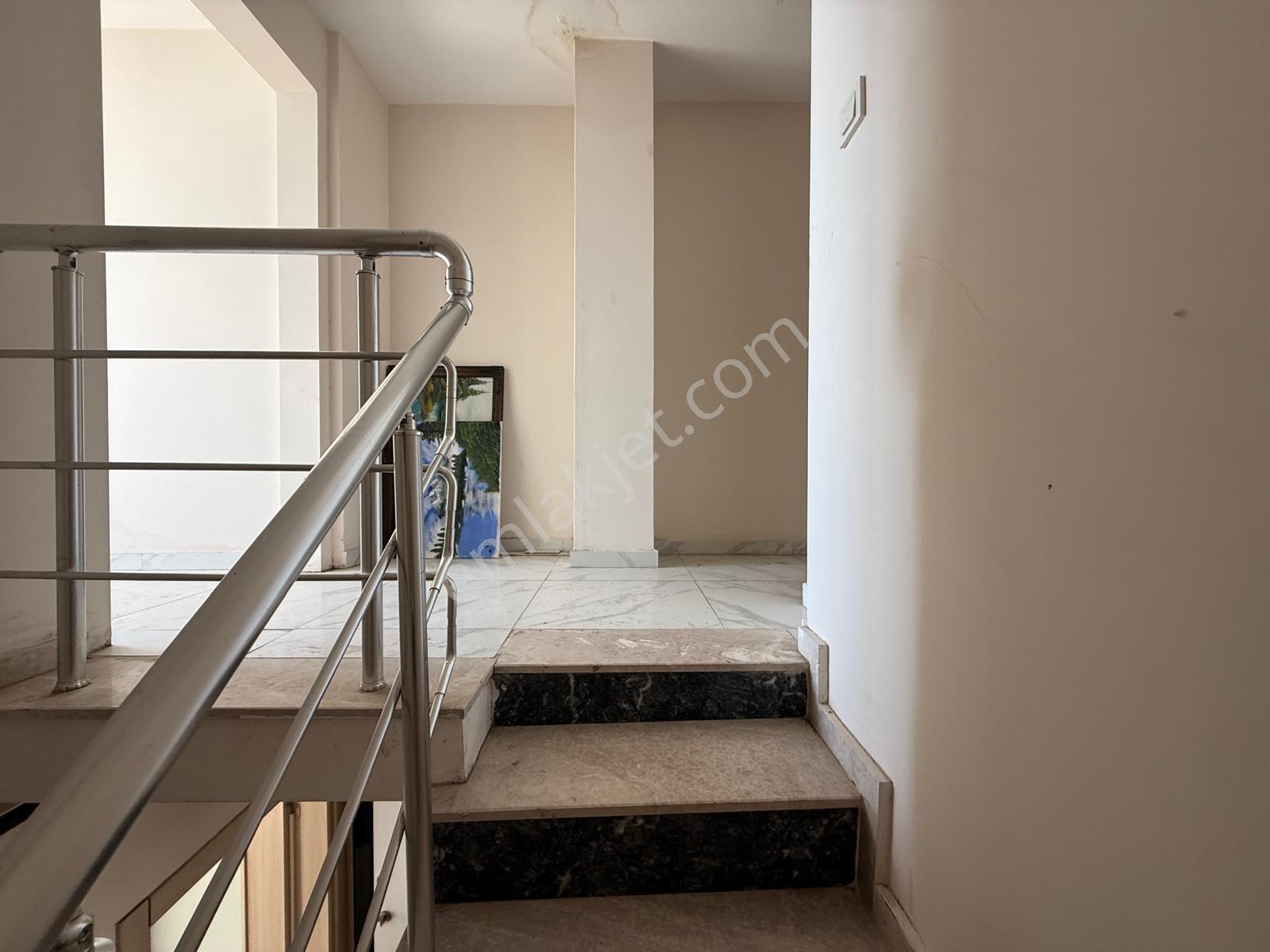 Bayraklı'da Deniz Manzaralı, Otoparklı 5+1 Dubleks Kiralık Daire - Görsel 18