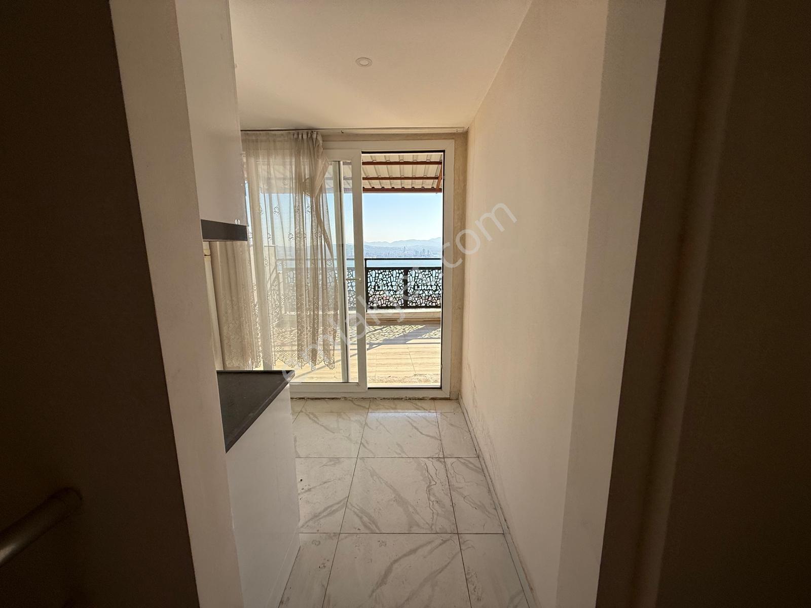 Bayraklı'da Deniz Manzaralı, Otoparklı 5+1 Dubleks Kiralık Daire - Görsel 6