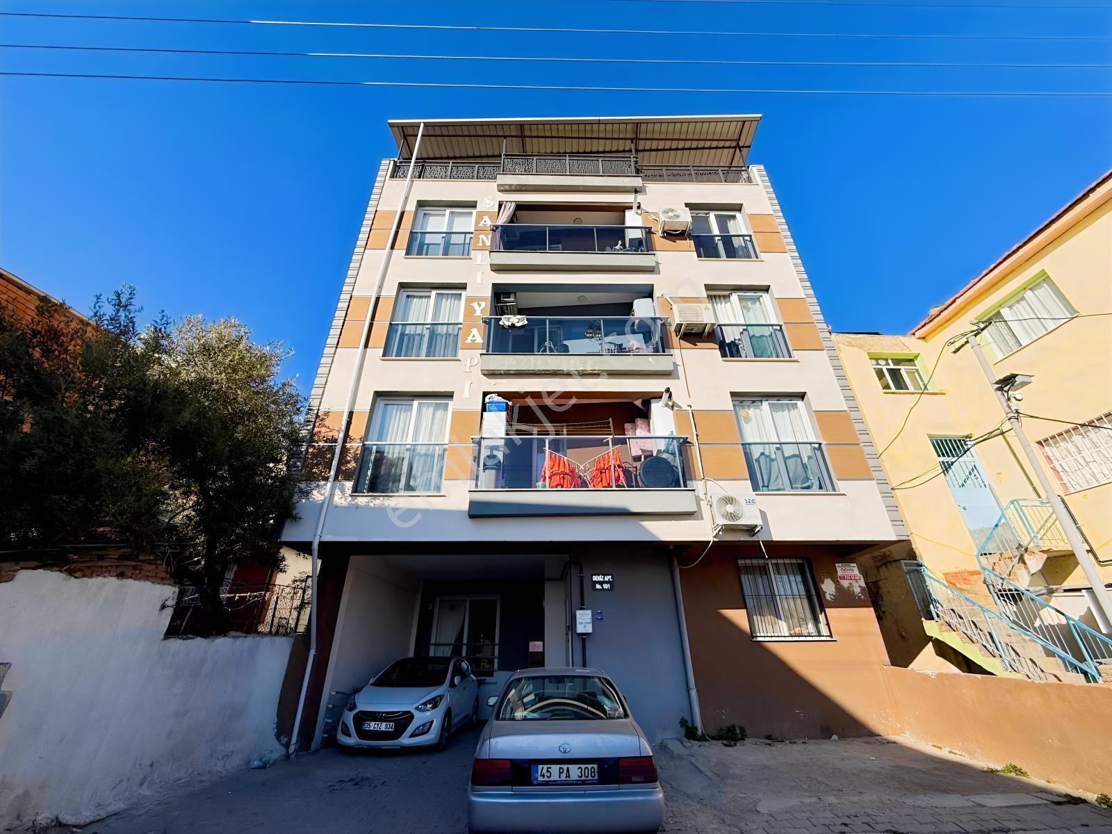 Bayraklı'da Deniz Manzaralı, Otoparklı 5+1 Dubleks Kiralık Daire