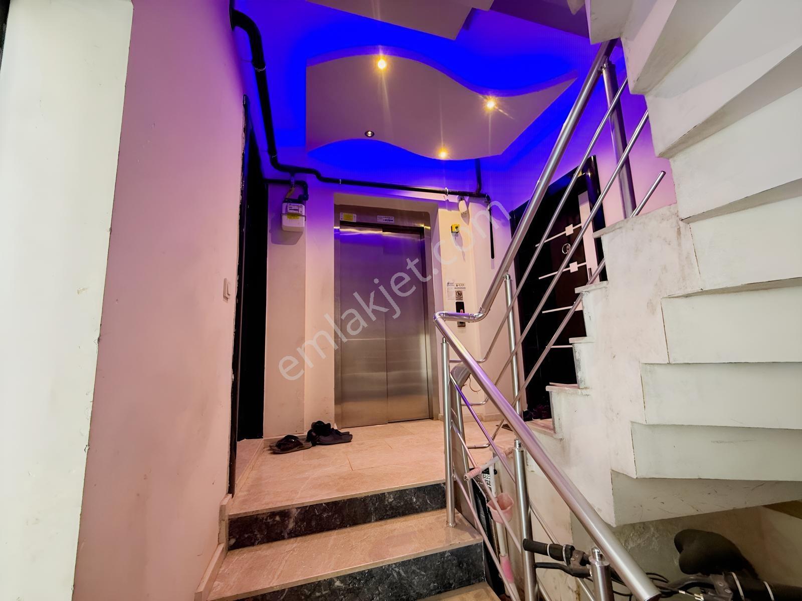 Bayraklı'da Deniz Manzaralı, Otoparklı 5+1 Dubleks Kiralık Daire - Görsel 13