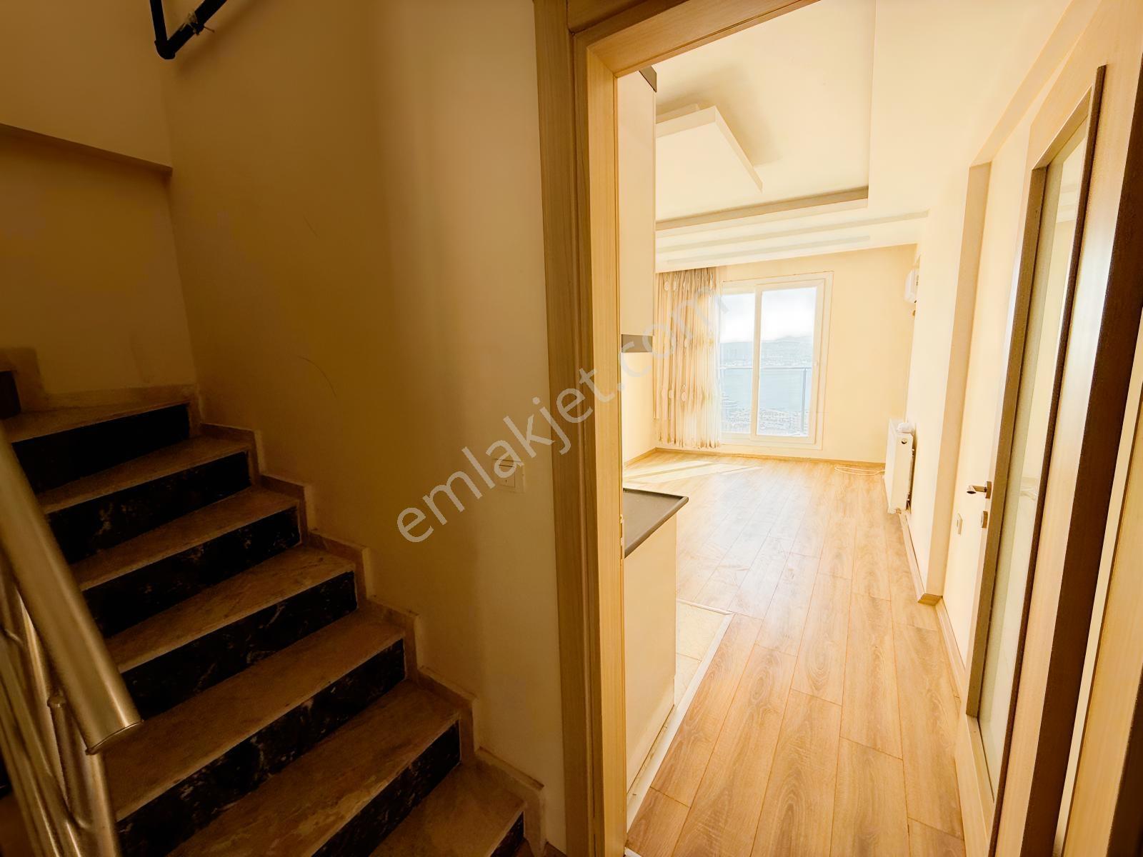 Bayraklı'da Deniz Manzaralı, Otoparklı 5+1 Dubleks Kiralık Daire - Görsel 30