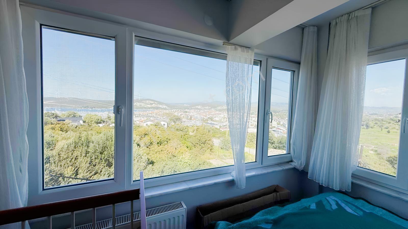 Sığacıkta Deniz Manzaralı Tripleks Bahçeli Villa - Görsel 24