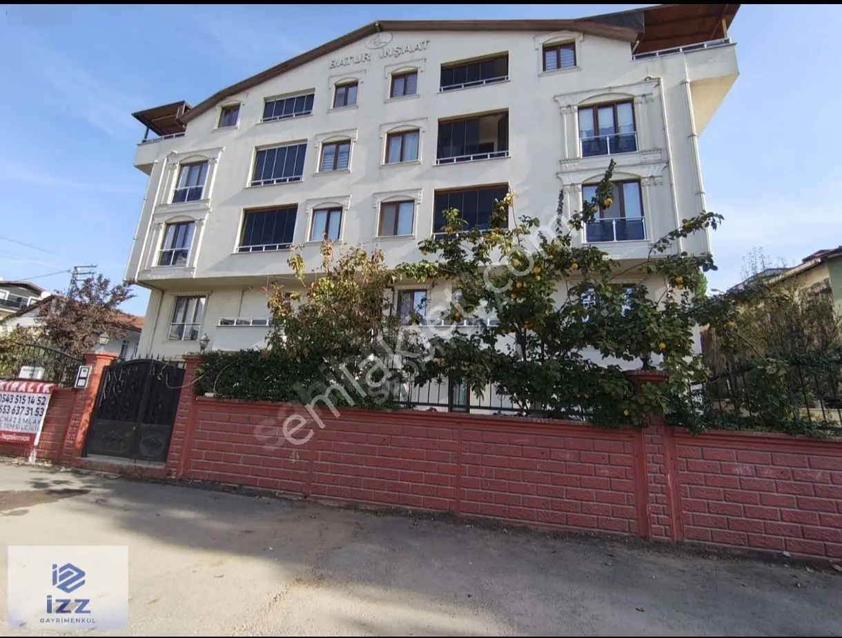 İzmit Plaj Yolunda Satılık 2 Ayrı Girişli 4+1 Geniş Bahçe Dublex