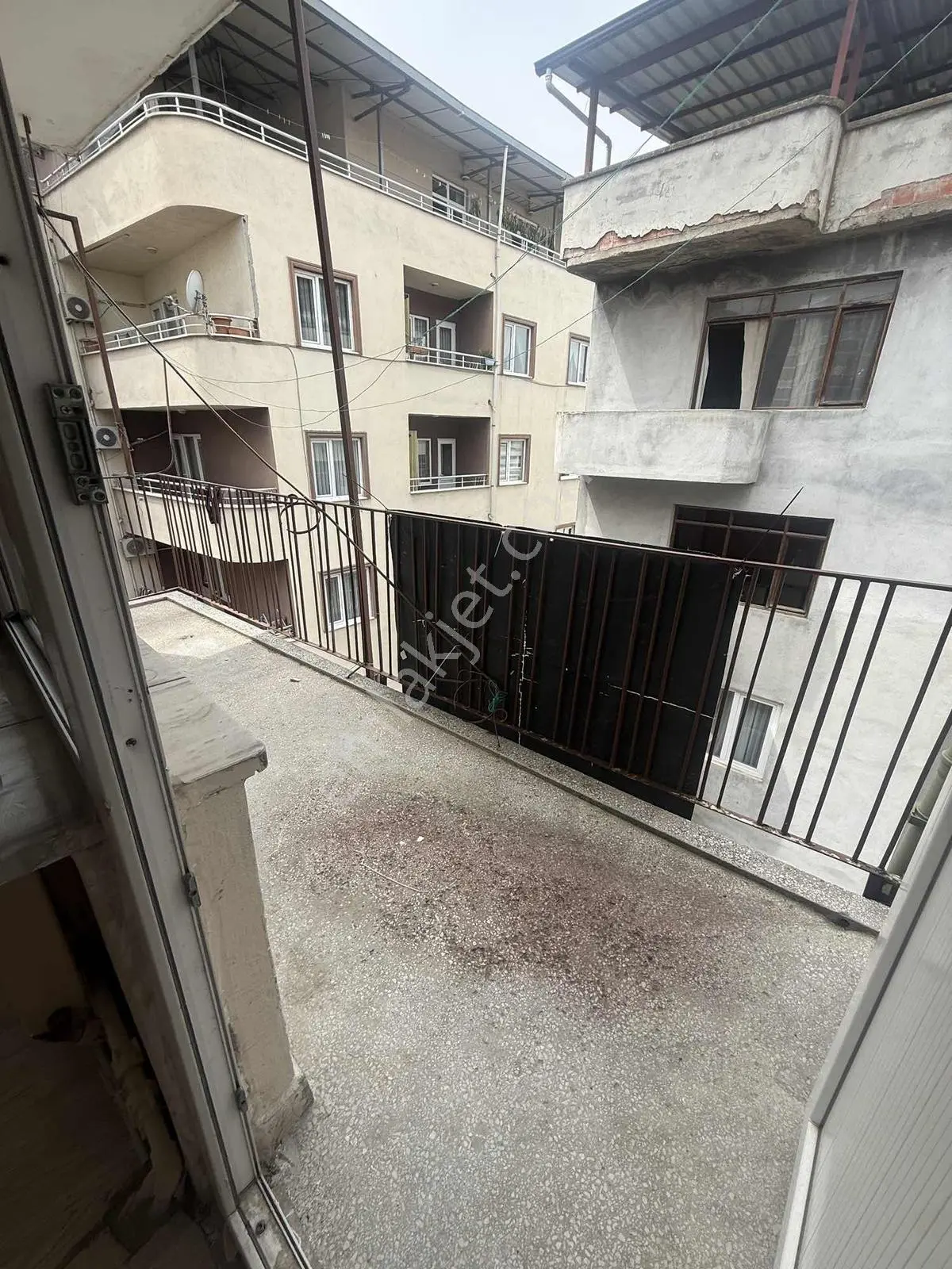 Dikkaldırımda Merkezi Konumda Geniş 3+1 Kiralık Daire - Görsel 3