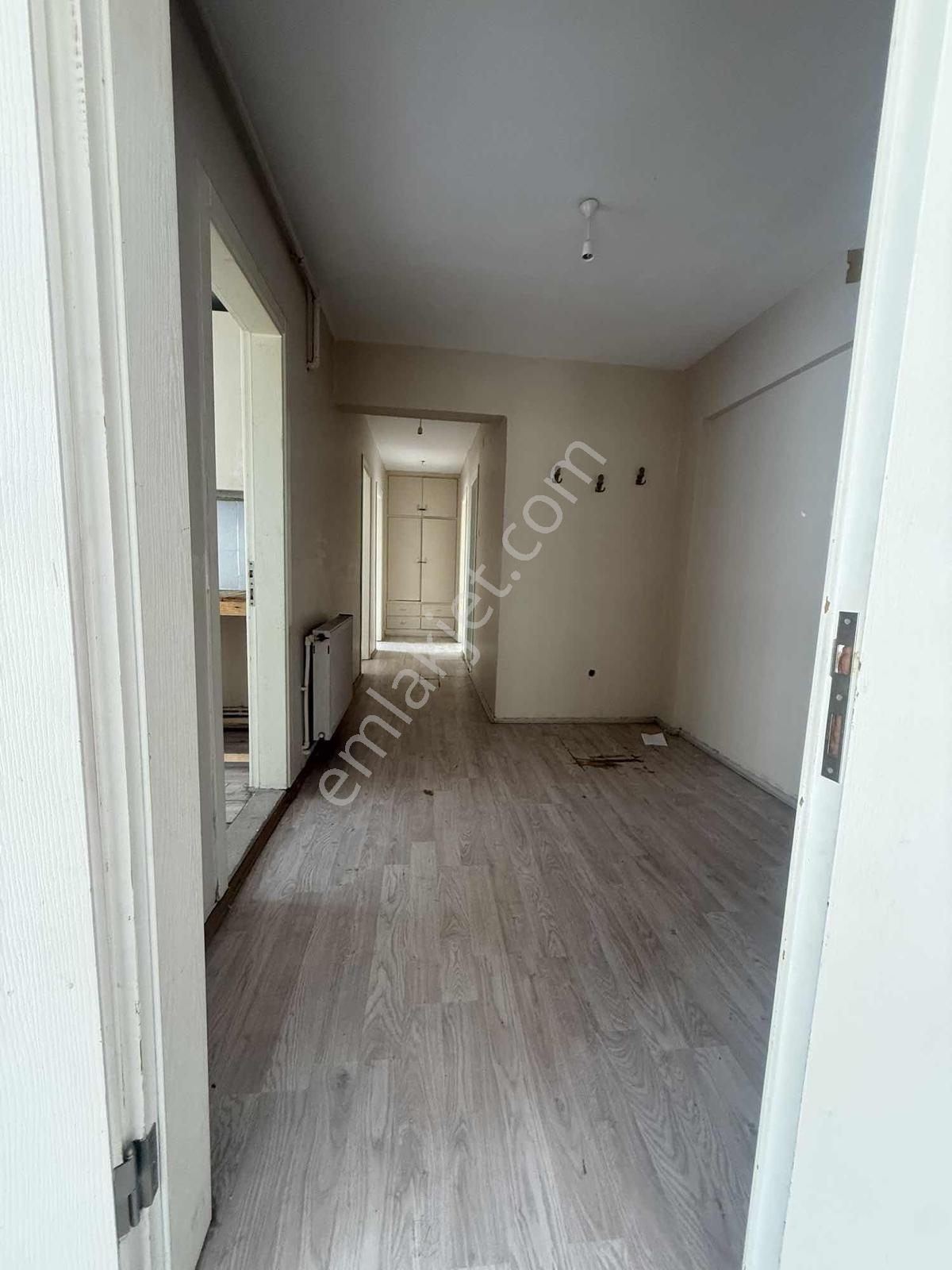 Dikkaldırımda Merkezi Konumda Geniş 3+1 Kiralık Daire - Görsel 21