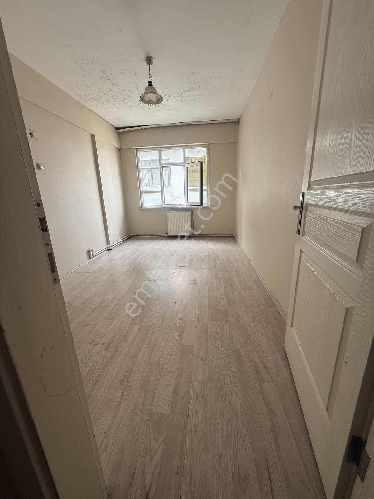 Dikkaldırımda Merkezi Konumda Geniş 3+1 Kiralık Daire
