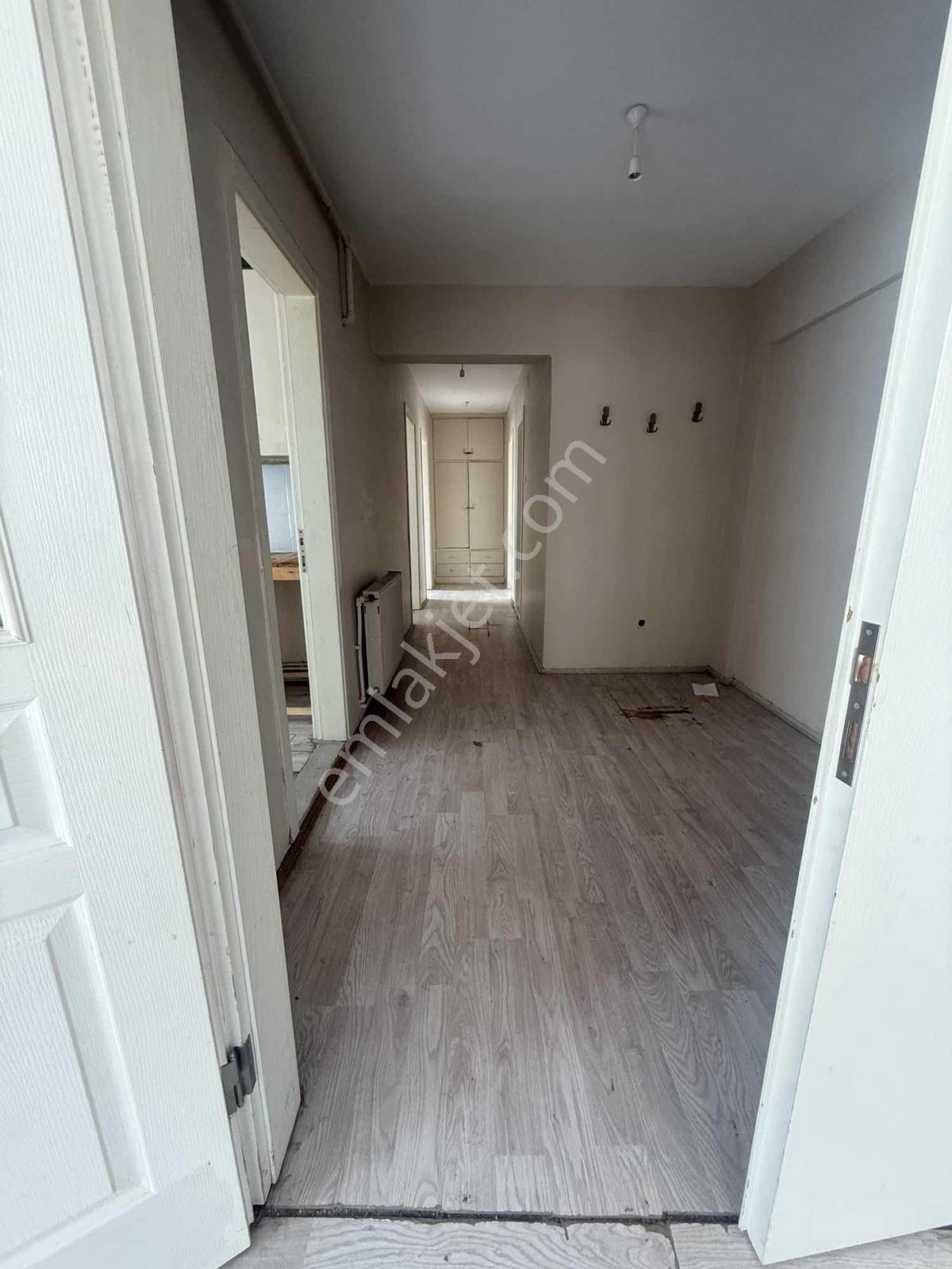 Dikkaldırımda Merkezi Konumda Geniş 3+1 Kiralık Daire - Görsel 18