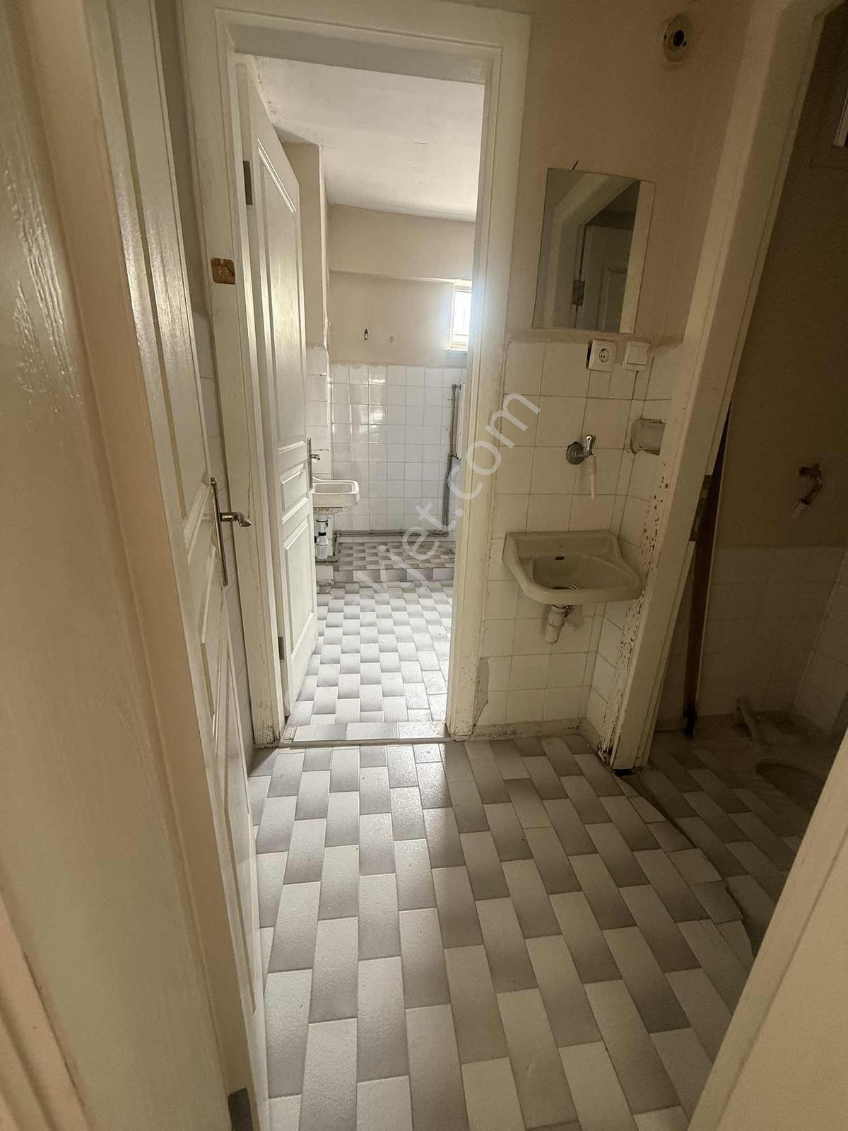Dikkaldırımda Merkezi Konumda Geniş 3+1 Kiralık Daire - Görsel 22