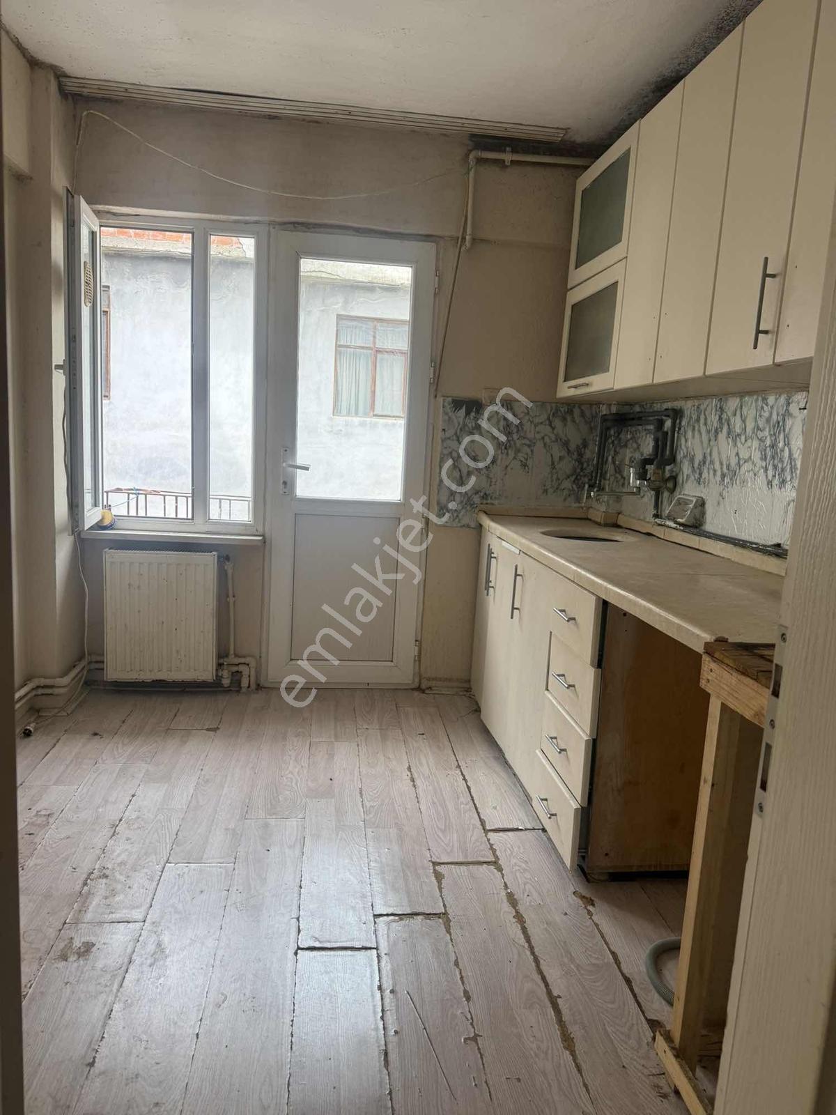 Dikkaldırımda Merkezi Konumda Geniş 3+1 Kiralık Daire - Görsel 11