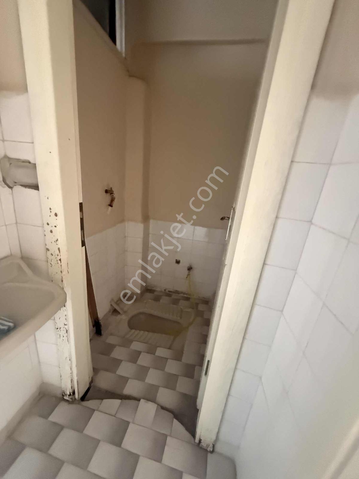 Dikkaldırımda Merkezi Konumda Geniş 3+1 Kiralık Daire - Görsel 4